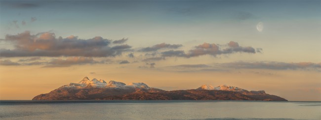 Ostrov Rúm z pobřeží Elgolu - Skotsko