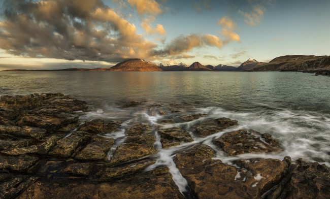 Ostrov Soay a hora Sgurr Alasdair z pobřeží Elgolu - Skotsko