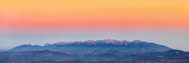 Vysoké Tatry nasvícené při západu slunce z Velkého Rozsutce